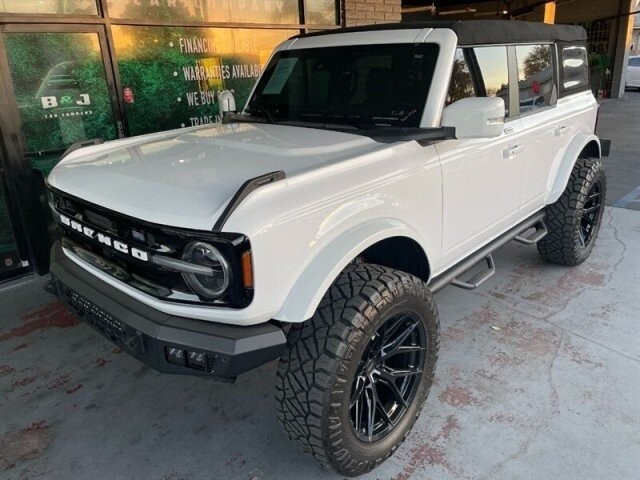 Ford Bronco Vehicle Full-screen Gallery Image 03
