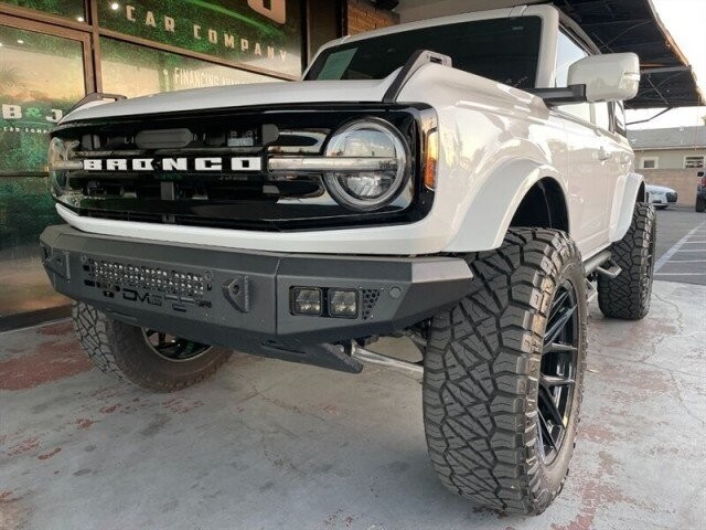 Ford Bronco Vehicle Full-screen Gallery Image 04