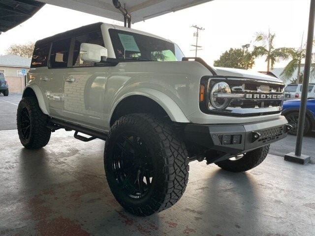 Ford Bronco Vehicle Full-screen Gallery Image 08