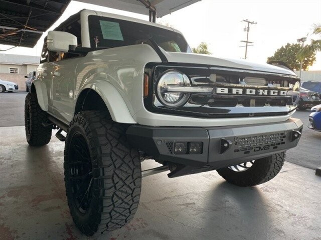 Ford Bronco Vehicle Full-screen Gallery Image 09