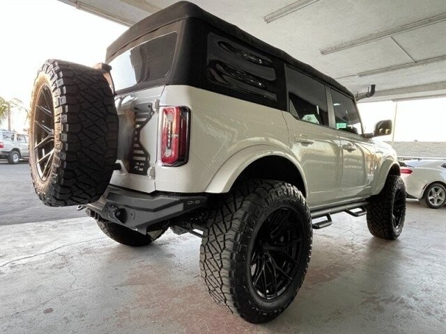 Ford Bronco Vehicle Full-screen Gallery Image 10