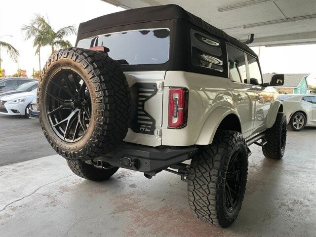 Ford Bronco Vehicle Full-screen Gallery Image 12