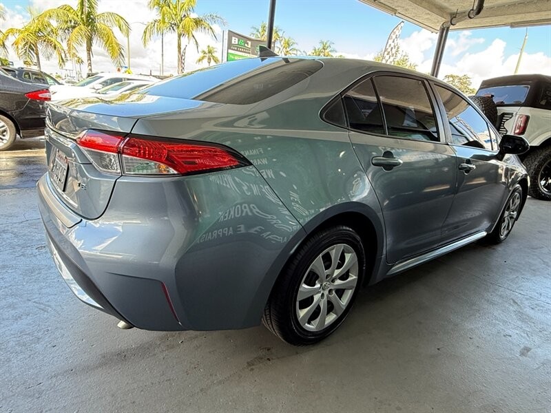 Toyota Corolla Vehicle Full-screen Gallery Image 09