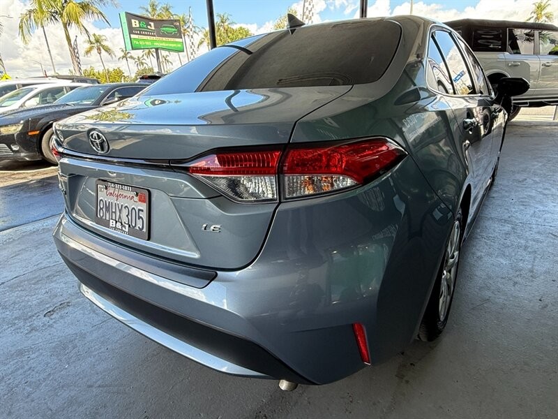 Toyota Corolla Vehicle Full-screen Gallery Image 10