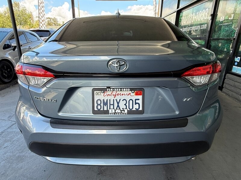 Toyota Corolla Vehicle Full-screen Gallery Image 13