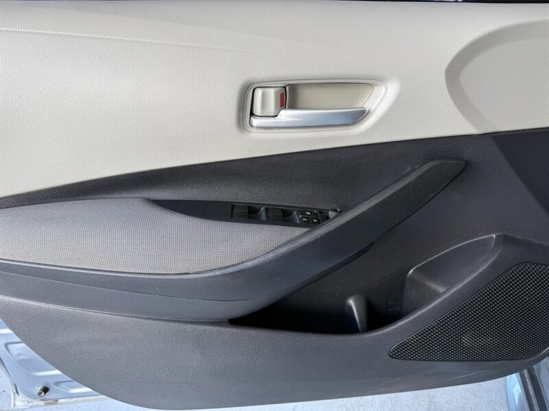 Toyota Corolla Vehicle Full-screen Gallery Image 21