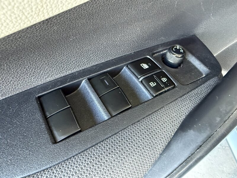 Toyota Corolla Vehicle Full-screen Gallery Image 22