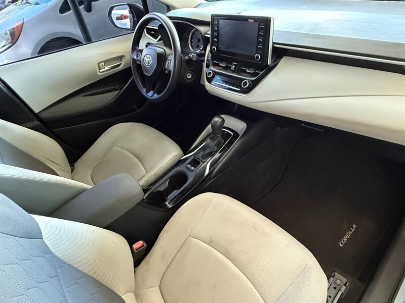 Toyota Corolla Vehicle Full-screen Gallery Image 24