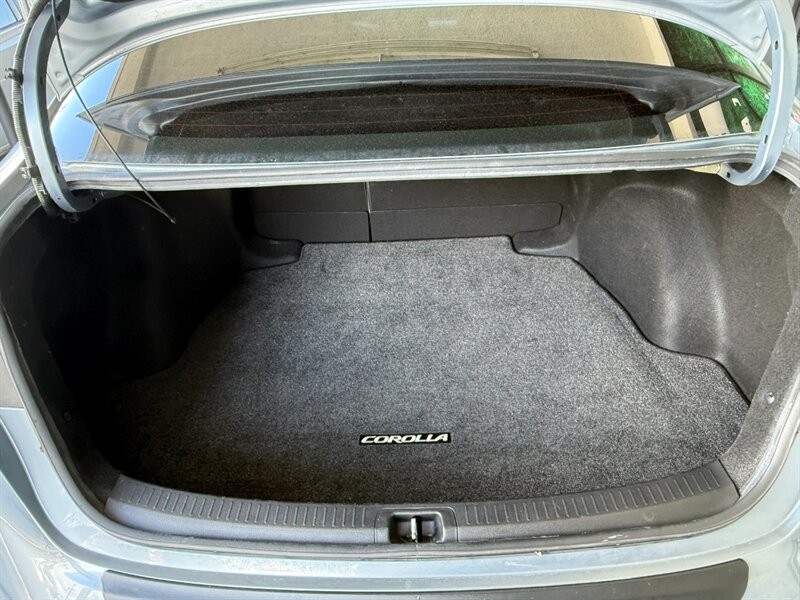 Toyota Corolla Vehicle Full-screen Gallery Image 31