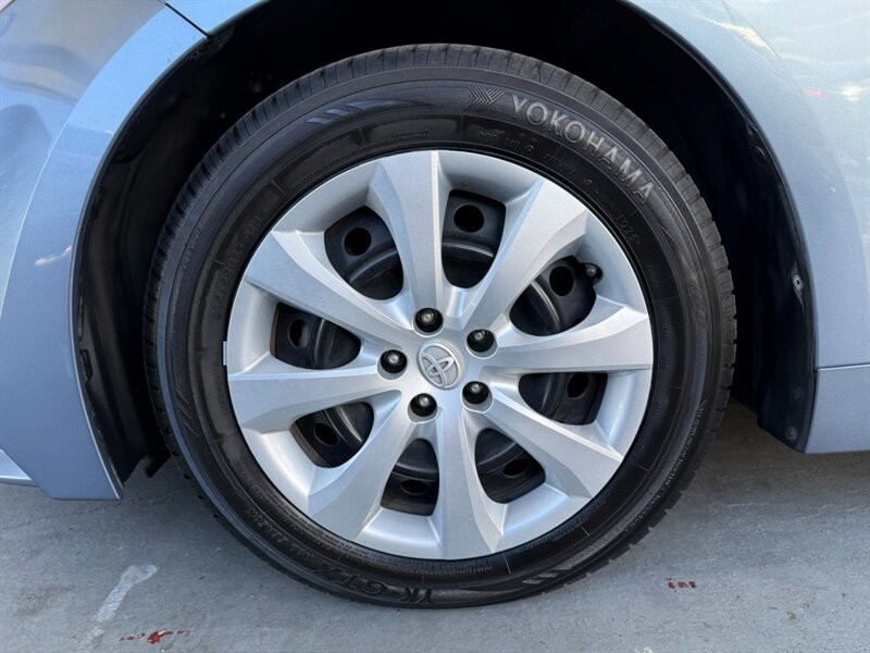 Toyota Corolla Vehicle Full-screen Gallery Image 33