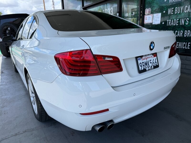 BMW 5 Series Vehicle Full-screen Gallery Image 06