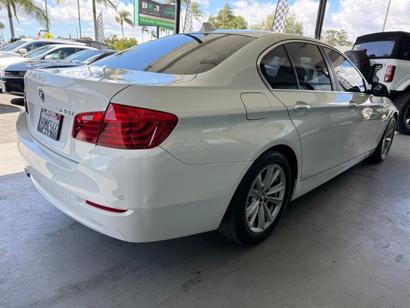 BMW 5 Series Vehicle Full-screen Gallery Image 09