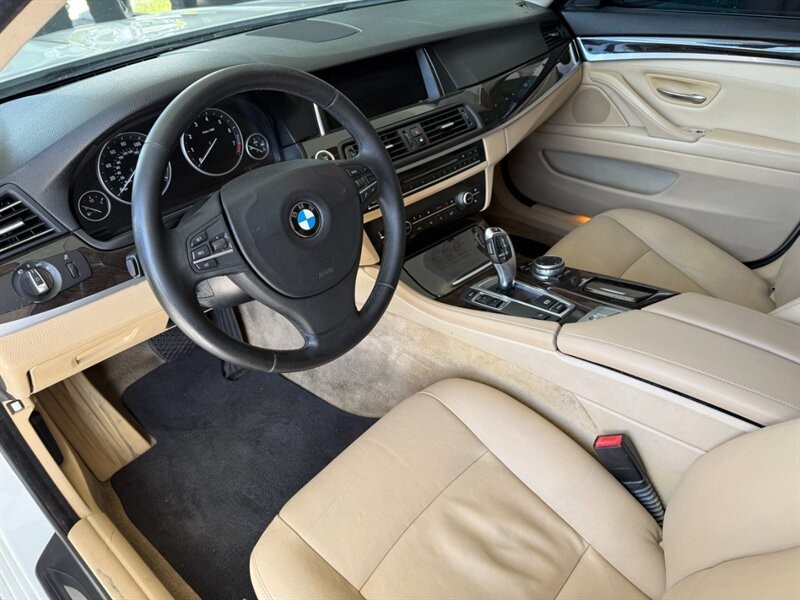 BMW 5 Series Vehicle Full-screen Gallery Image 15