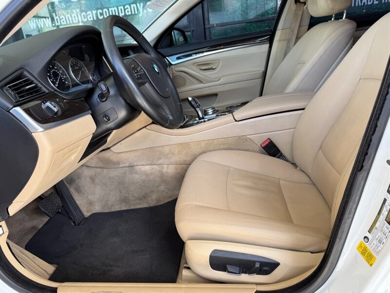 BMW 5 Series Vehicle Full-screen Gallery Image 16