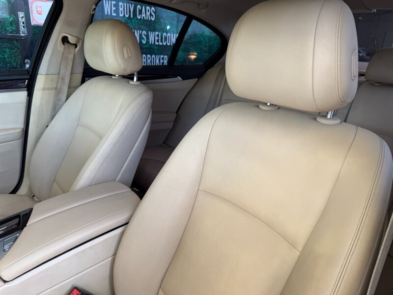 BMW 5 Series Vehicle Full-screen Gallery Image 17