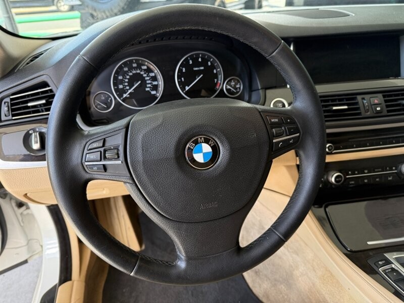 BMW 5 Series Vehicle Full-screen Gallery Image 18