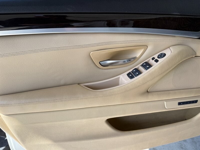 BMW 5 Series Vehicle Full-screen Gallery Image 21