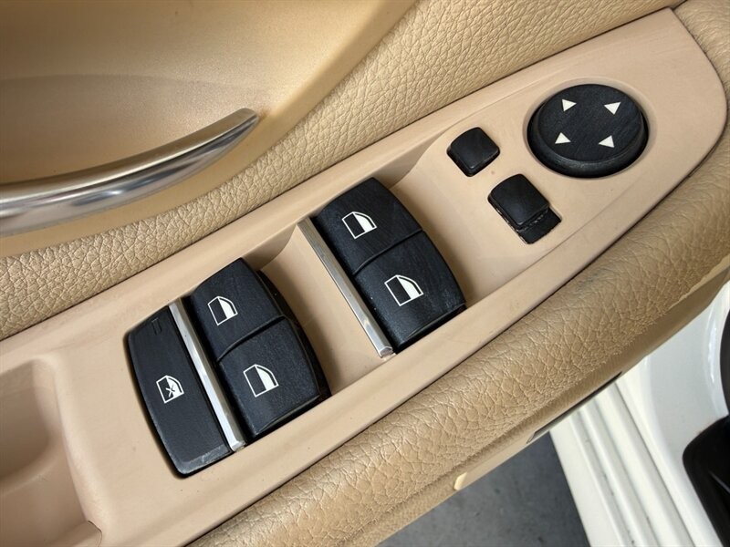 BMW 5 Series Vehicle Full-screen Gallery Image 22