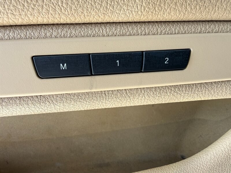 BMW 5 Series Vehicle Full-screen Gallery Image 23