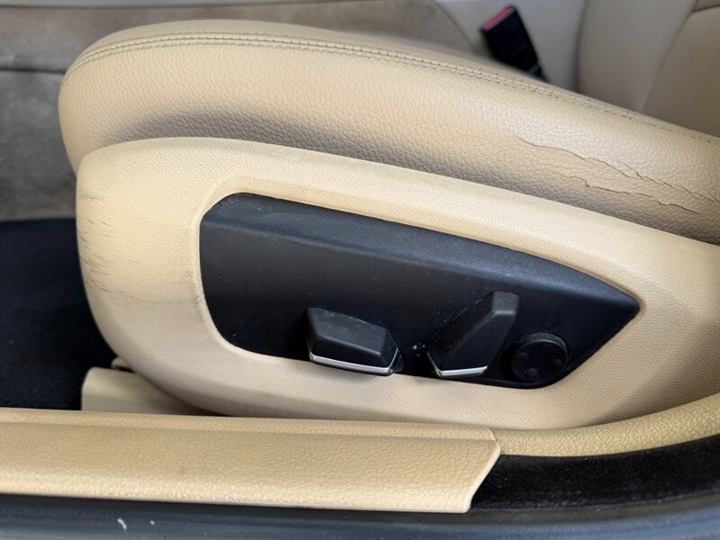 BMW 5 Series Vehicle Full-screen Gallery Image 24