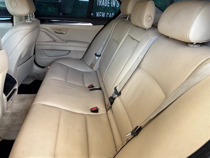 BMW 5 Series Vehicle Full-screen Gallery Image 25