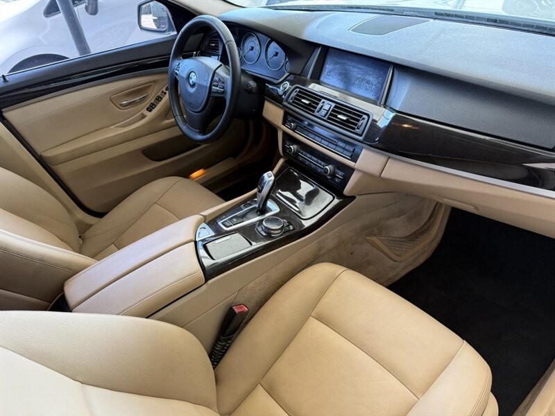 BMW 5 Series Vehicle Full-screen Gallery Image 26