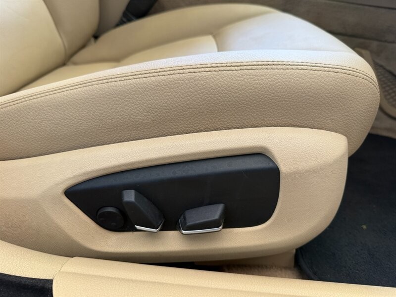 BMW 5 Series Vehicle Full-screen Gallery Image 27