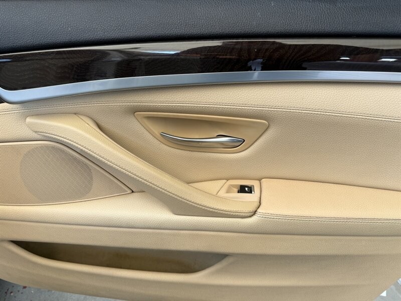 BMW 5 Series Vehicle Full-screen Gallery Image 28