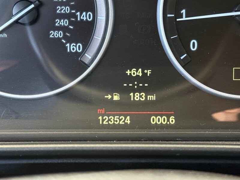 BMW 5 Series Vehicle Full-screen Gallery Image 29