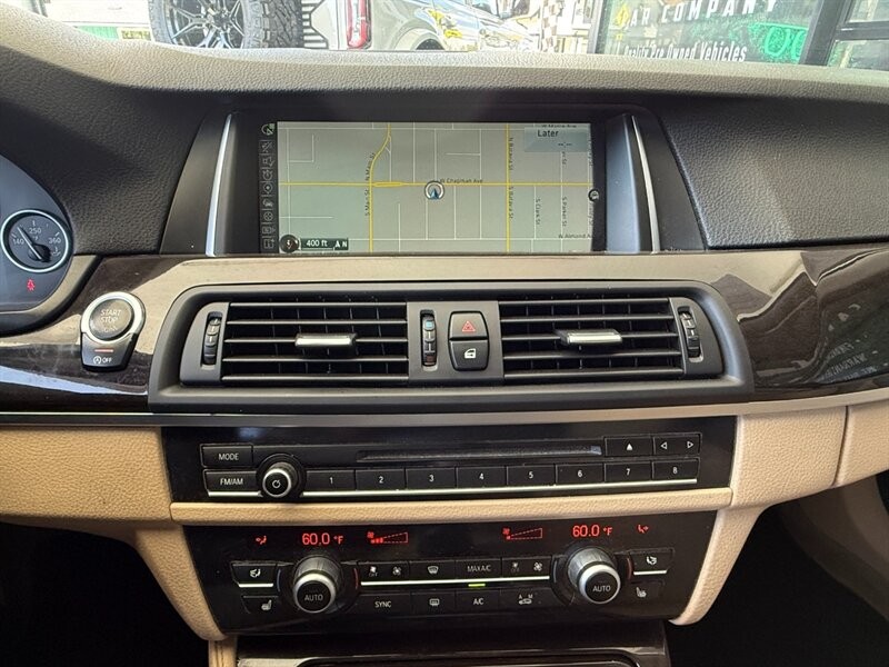 BMW 5 Series Vehicle Full-screen Gallery Image 30