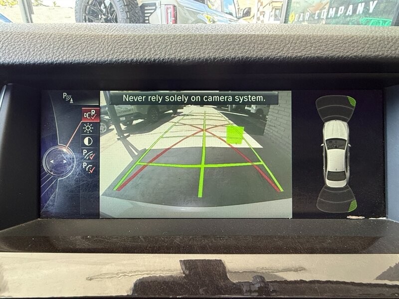 BMW 5 Series Vehicle Full-screen Gallery Image 32