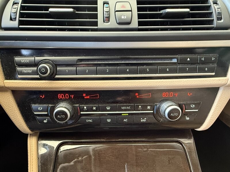 BMW 5 Series Vehicle Full-screen Gallery Image 33