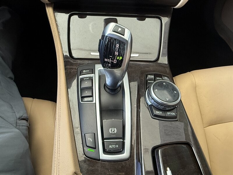 BMW 5 Series Vehicle Full-screen Gallery Image 34