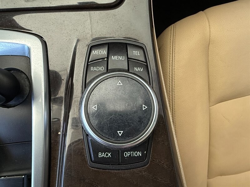 BMW 5 Series Vehicle Full-screen Gallery Image 35