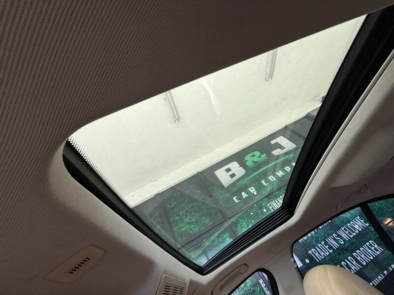 BMW 5 Series Vehicle Full-screen Gallery Image 36