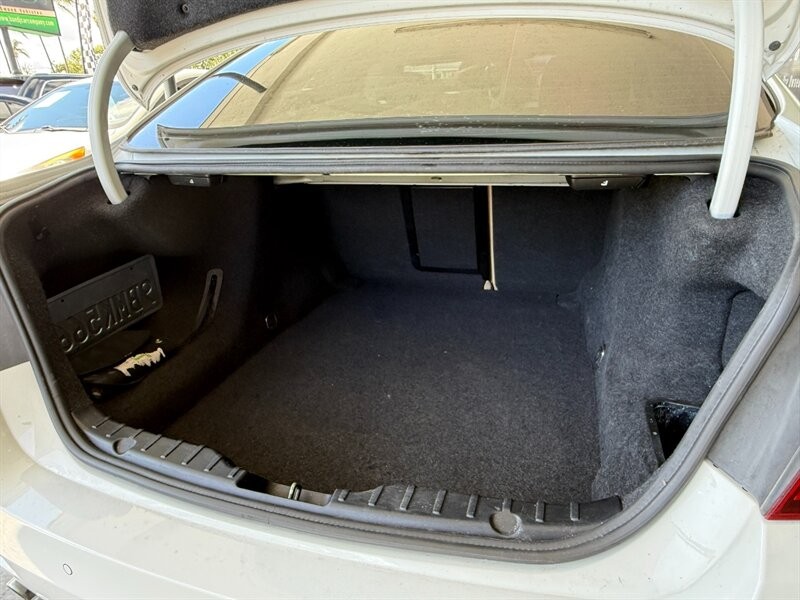 BMW 5 Series Vehicle Full-screen Gallery Image 37