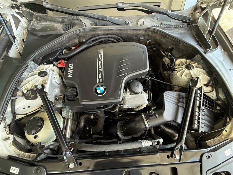 BMW 5 Series Vehicle Full-screen Gallery Image 38