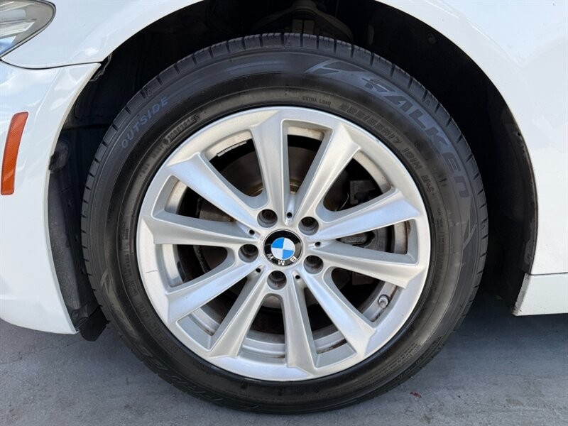 BMW 5 Series Vehicle Full-screen Gallery Image 39