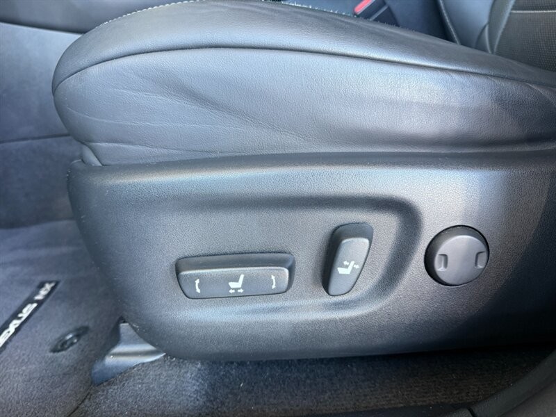 Lexus NX 200t Vehicle Full-screen Gallery Image 23