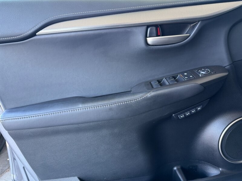 Lexus NX 200t Vehicle Full-screen Gallery Image 24