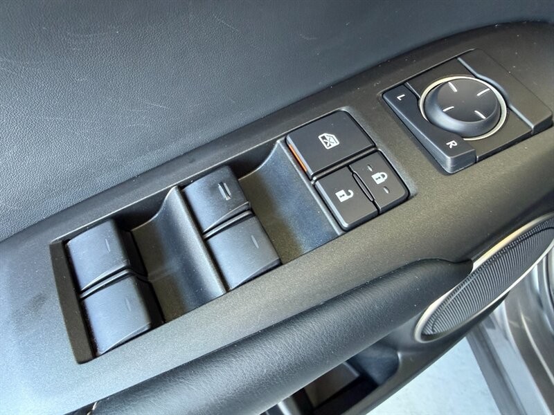 Lexus NX 200t Vehicle Full-screen Gallery Image 25