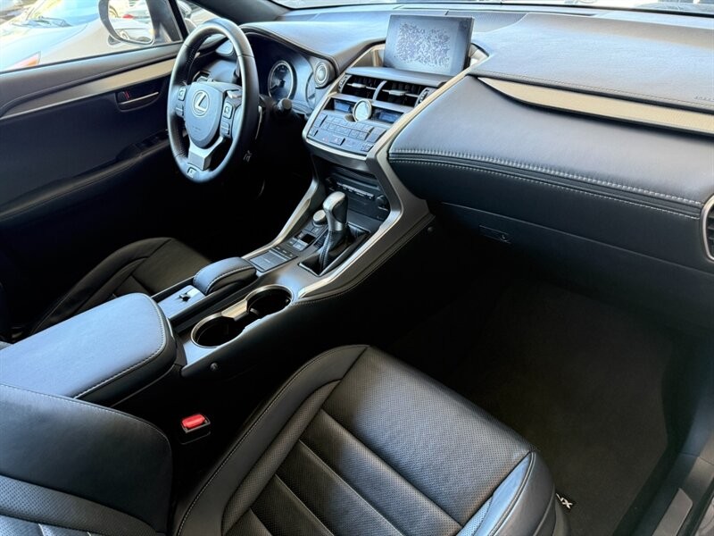 Lexus NX 200t Vehicle Full-screen Gallery Image 29