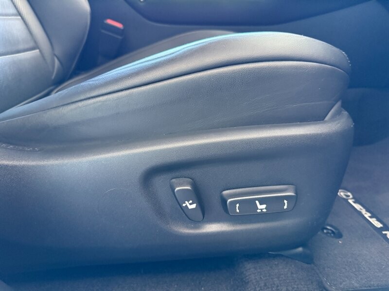 Lexus NX 200t Vehicle Full-screen Gallery Image 30