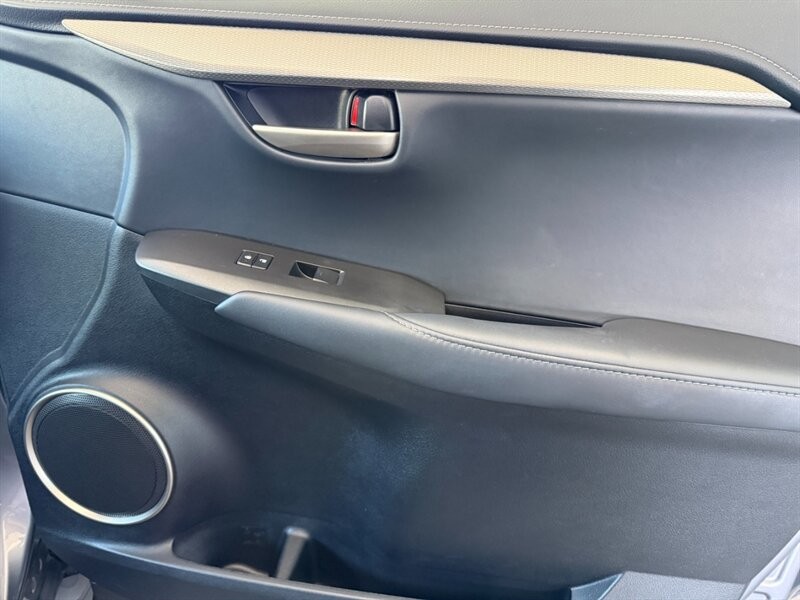 Lexus NX 200t Vehicle Full-screen Gallery Image 31