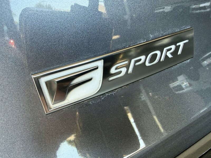 Lexus NX 200t Vehicle Full-screen Gallery Image 32