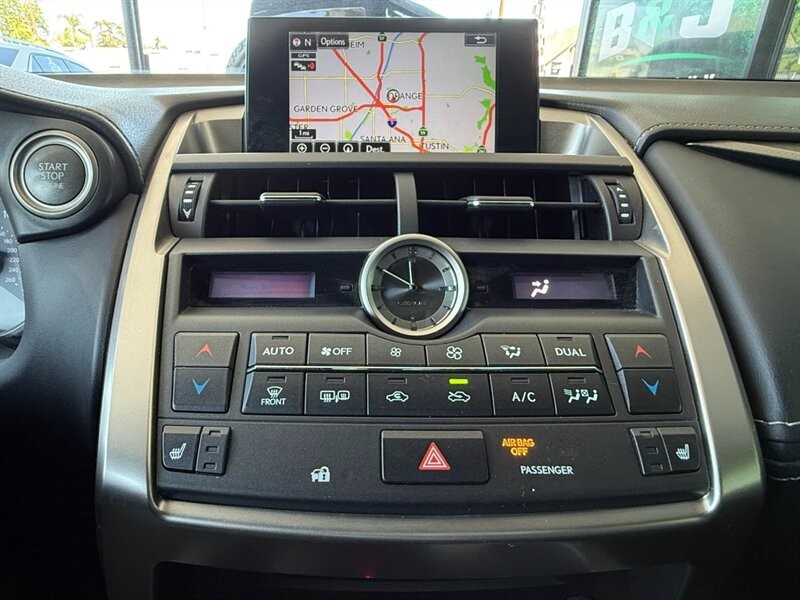 Lexus NX 200t Vehicle Full-screen Gallery Image 36