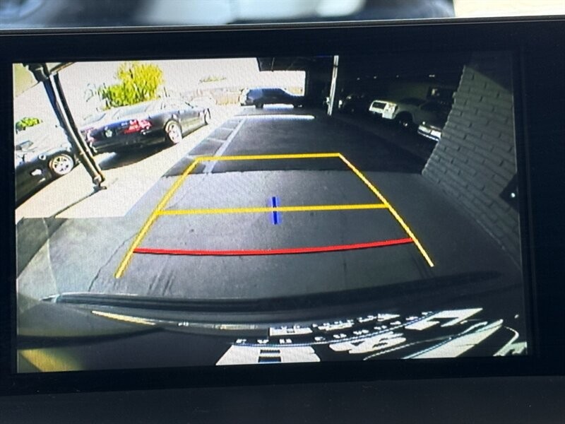 Lexus NX 200t Vehicle Full-screen Gallery Image 38