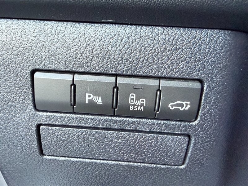 Lexus NX 200t Vehicle Full-screen Gallery Image 41