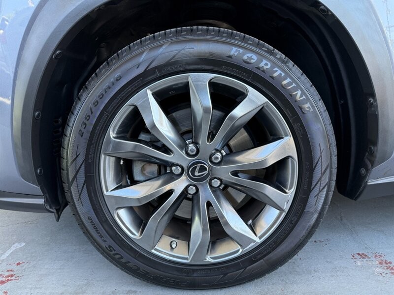 Lexus NX 200t Vehicle Full-screen Gallery Image 44