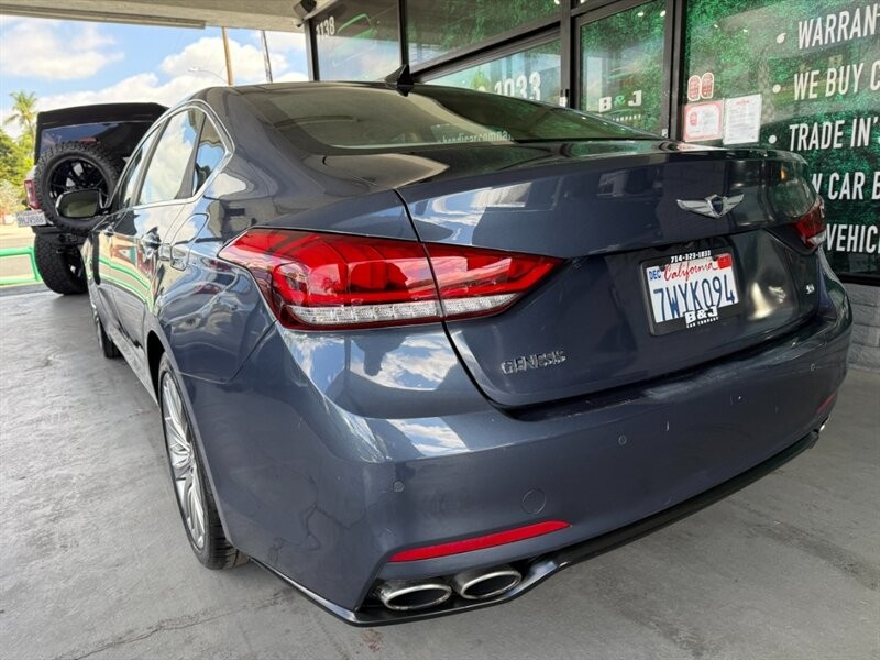 Hyundai Genesis Vehicle Full-screen Gallery Image 06